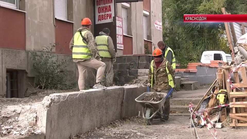 Здание ЗАГСа в Краснодоне станет комфортнее и доступнее: строители начали демонтаж входной группы для будущего подъёмника