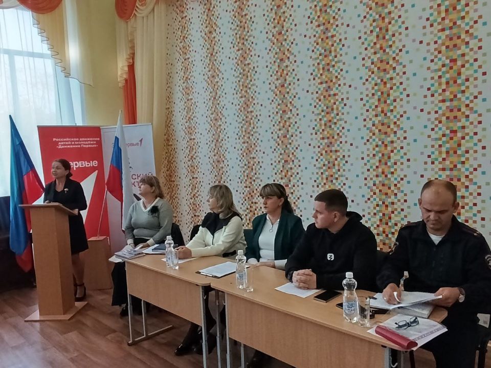 Сегодня в Ровеньконской гимназии № 1 им. Г.С. Шонина состоялось городское родительское собрание, в котором приняли участие председатели родительских комитетов от образовательных учреждений города Ровеньки и почетные гости Сегодня в Ровеньконской гимназии № 1 им. Г.С. Шонина состоялось городское родительское собрание, в котором приняли участие председатели родительских комитетов от образовательных учреждений города Ровеньки и почетные гости
