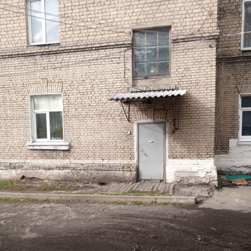 Работники Брянковского филиала НКО «Единый региональный фонд по управлению МКД на территории ЛНР», в рамках проведения текущего ремонта, производят плановую замену старых и аварийных козырьков над входами в подъезды Работники Брянковского филиала НКО «Единый региональный фонд по управлению МКД на территории ЛНР», в рамках проведения текущего ремонта, производят плановую замену старых и аварийных козырьков над входами в подъезды