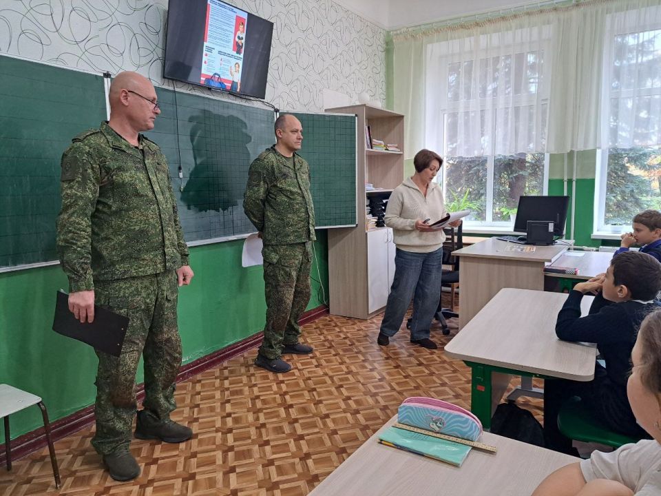 В Лутугинской средней школе №1 прошел для учащихся 5 класса инструктаж-диалог «Безопасность – это важно» В Лутугинской средней школе №1 прошел для учащихся 5 класса инструктаж-диалог «Безопасность – это важно»