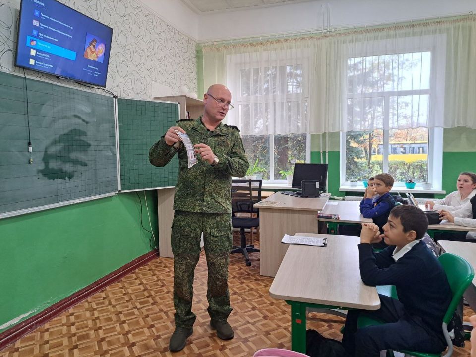 В Лутугинской средней школе №1 прошел для учащихся 5 класса инструктаж-диалог «Безопасность – это важно» В Лутугинской средней школе №1 прошел для учащихся 5 класса инструктаж-диалог «Безопасность – это важно»