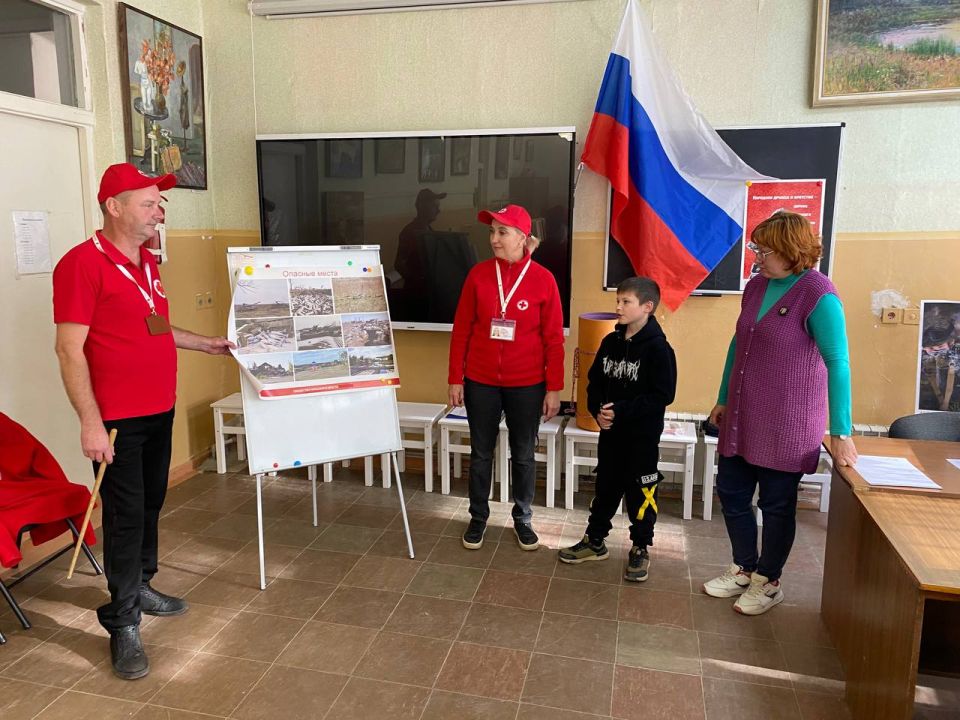 8 октября 2025 года команда Лисичанского городского отделения Красного Креста посетила МБУДО «ЛГДХШ» с познавательным тренингом по правилам поведения при обнаружении мин и оказанию первой помощи в учебных заведениях города 8 октября 2025 года команда Лисичанского городского отделения Красного Креста посетила МБУДО «ЛГДХШ» с познавательным тренингом по правилам поведения при обнаружении мин и оказанию первой помощи в учебных заведениях города