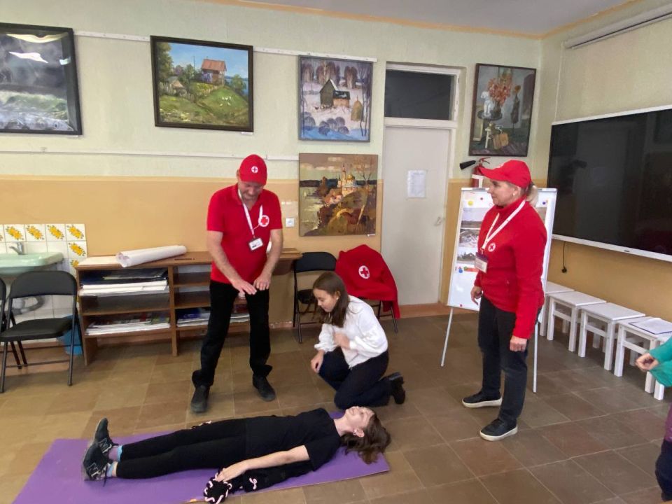 8 октября 2025 года команда Лисичанского городского отделения Красного Креста посетила МБУДО «ЛГДХШ» с познавательным тренингом по правилам поведения при обнаружении мин и оказанию первой помощи в учебных заведениях города 8 октября 2025 года команда Лисичанского городского отделения Красного Креста посетила МБУДО «ЛГДХШ» с познавательным тренингом по правилам поведения при обнаружении мин и оказанию первой помощи в учебных заведениях города
