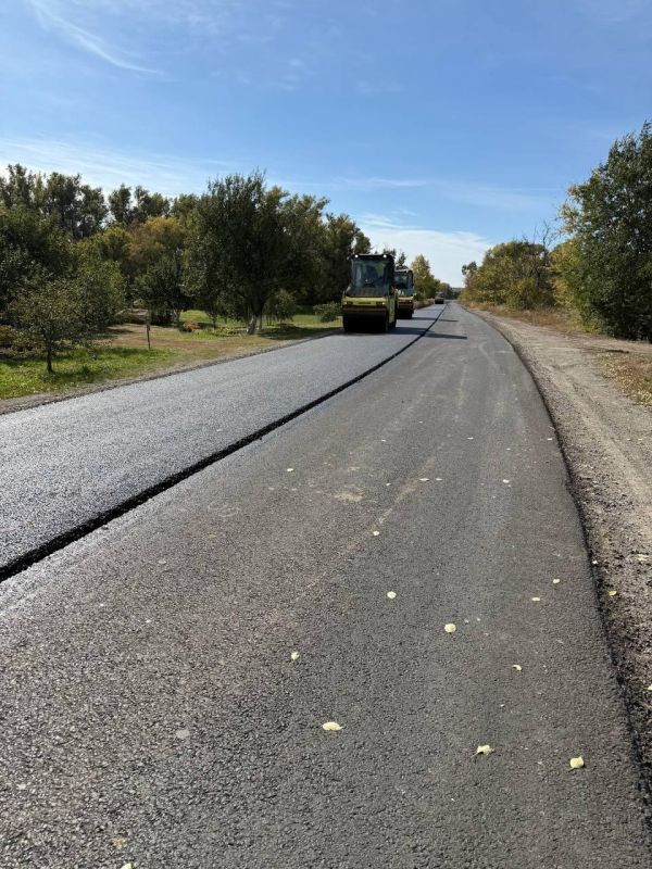Воронежская область приступила к укладке верхнего слоя асфальта на дороге в Новопсковском округе ЛНР