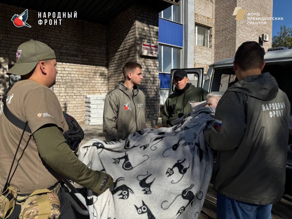 Молодёжка Народного Фронта совместно с РИК ЛНР, приняла участие по транспортировке пожилых людей из Богодельни в больницу Молодёжка Народного Фронта совместно с РИК ЛНР, приняла участие по транспортировке пожилых людей из Богодельни в больницу