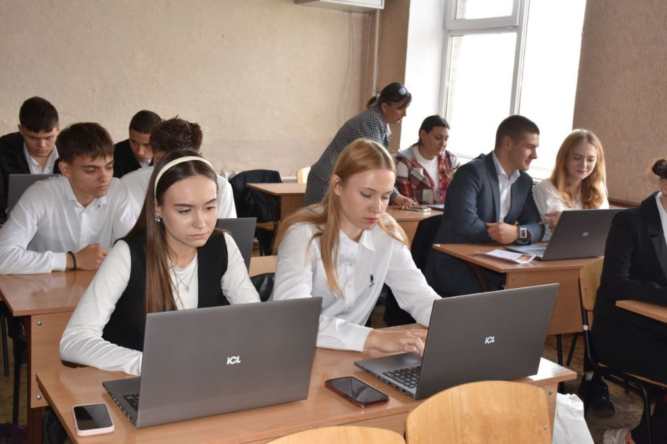Новая школа: В Краснолучскую школу № 3 поступило новое оборудование для биологии, химии и информатики Новая школа: В Краснолучскую школу № 3 поступило новое оборудование для биологии, химии и информатики