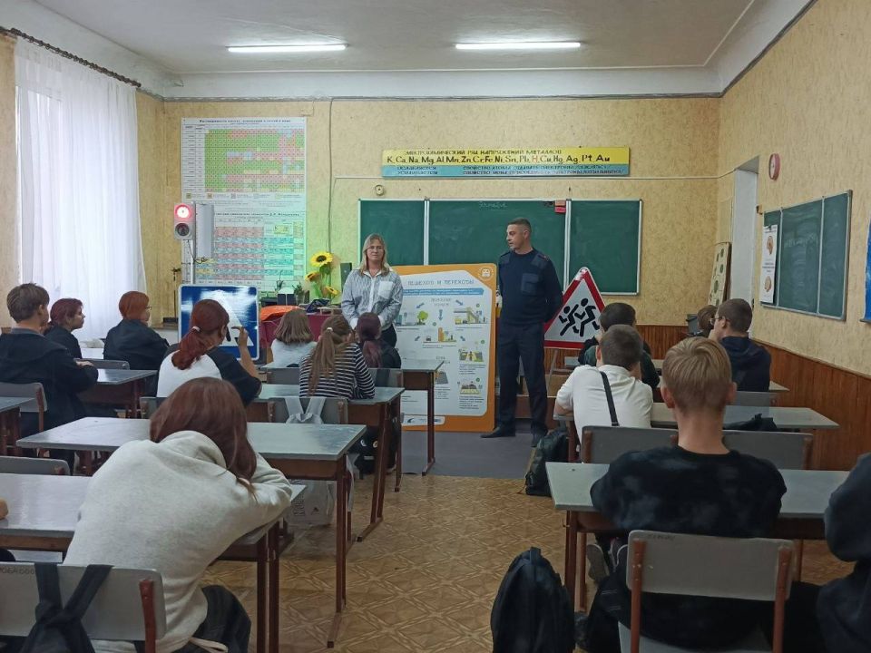 Сотрудники ОГИБДД ОМВД России «Краснодонский»совместно с сотрудниками детского центра «Парк имени Щорса» на базе мобильного комплекса «Лаборатория безопасности» провели профилактическое мероприятие, направленное на повышение... Сотрудники ОГИБДД ОМВД России «Краснодонский»совместно с сотрудниками детского центра «Парк имени Щорса» на базе мобильного комплекса «Лаборатория безопасности» провели профилактическое мероприятие, направленное на повышение...