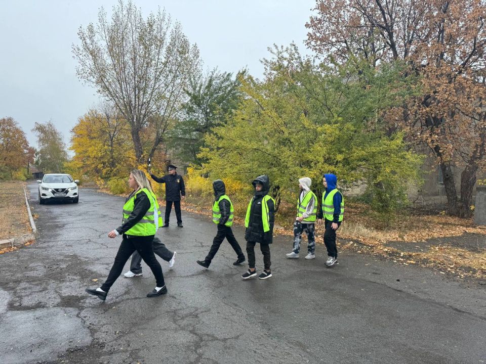 Сотрудники ОГИБДД ОМВД России «Краснодонский»совместно с сотрудниками детского центра «Парк имени Щорса» на базе мобильного комплекса «Лаборатория безопасности» провели профилактическое мероприятие, направленное на повышение... Сотрудники ОГИБДД ОМВД России «Краснодонский»совместно с сотрудниками детского центра «Парк имени Щорса» на базе мобильного комплекса «Лаборатория безопасности» провели профилактическое мероприятие, направленное на повышение...