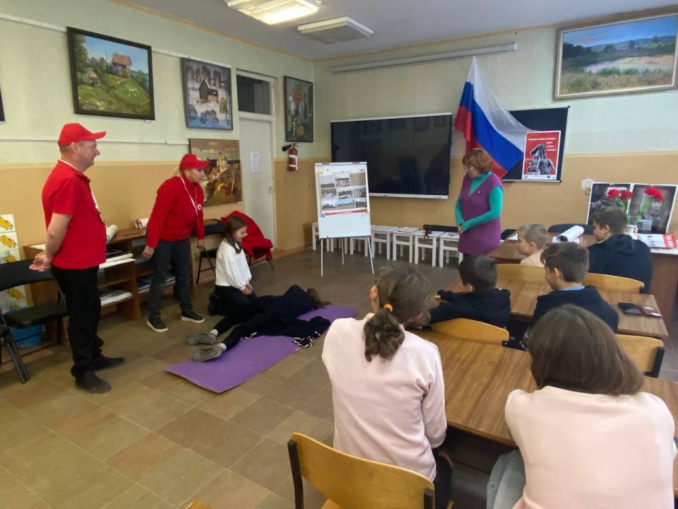 8 октября 2025 года команда Лисичанского городского отделения Красного Креста посетила МБУДО «ЛГДХШ» с познавательным тренингом по правилам поведения при обнаружении мин и оказанию первой помощи в учебных заведениях города 8 октября 2025 года команда Лисичанского городского отделения Красного Креста посетила МБУДО «ЛГДХШ» с познавательным тренингом по правилам поведения при обнаружении мин и оказанию первой помощи в учебных заведениях города