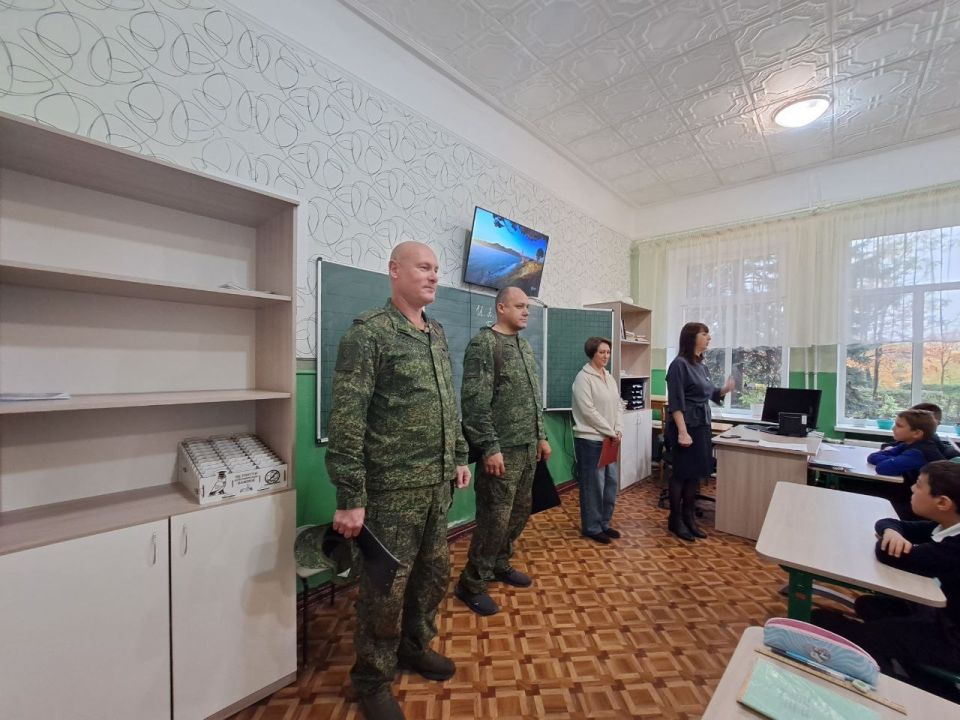 В Лутугинской средней школе №1 прошел для учащихся 5 класса инструктаж-диалог «Безопасность – это важно» В Лутугинской средней школе №1 прошел для учащихся 5 класса инструктаж-диалог «Безопасность – это важно»