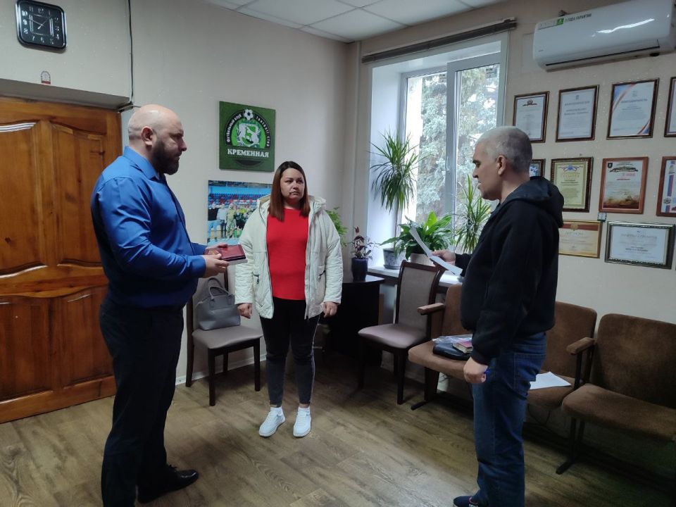 Глава Кременского муниципального округа Вячеслав Третьяков совместно с военным комиссаром Кременского района ЛНР, полковником Виктором Двоежоном, провел награждение «Медалью Суворова» - Меженного Владимира Владимировича Глава Кременского муниципального округа Вячеслав Третьяков совместно с военным комиссаром Кременского района ЛНР, полковником Виктором Двоежоном, провел награждение «Медалью Суворова» - Меженного Владимира Владимировича
