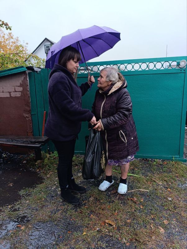 "Добрые дела". Сотрудники отдела жизнеобеспечения пгт Пролетарский оказали поддержку матери погибшего военнослужащего, участника СВО, Людмиле Васильевне, в виде продуктового набора "Добрые дела". Сотрудники отдела жизнеобеспечения пгт Пролетарский оказали поддержку матери погибшего военнослужащего, участника СВО, Людмиле Васильевне, в виде продуктового набора