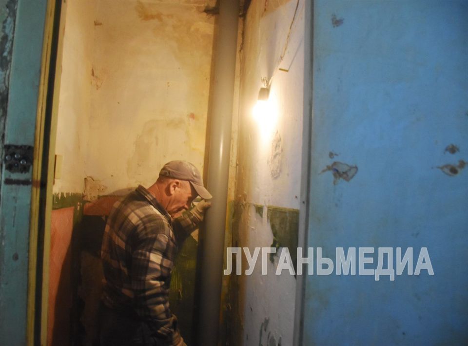 Единая управляющая компания меняет трубы системы водоотведения в одном из многоквартирных домов Красного Луча Единая управляющая компания меняет трубы системы водоотведения в одном из многоквартирных домов Красного Луча