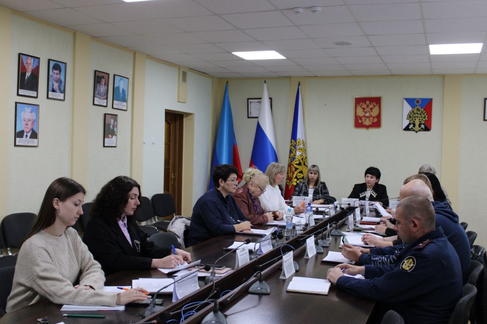 Сегодня в Администрации городского округа город Ровеньки состоялось заседание городской комиссии по делам несовершеннолетних и защите их прав Сегодня в Администрации городского округа город Ровеньки состоялось заседание городской комиссии по делам несовершеннолетних и защите их прав