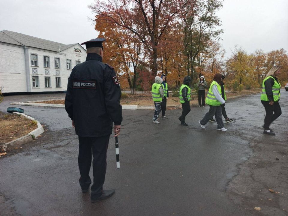 Сотрудники ОГИБДД ОМВД России «Краснодонский»совместно с сотрудниками детского центра «Парк имени Щорса» на базе мобильного комплекса «Лаборатория безопасности» провели профилактическое мероприятие, направленное на повышение... Сотрудники ОГИБДД ОМВД России «Краснодонский»совместно с сотрудниками детского центра «Парк имени Щорса» на базе мобильного комплекса «Лаборатория безопасности» провели профилактическое мероприятие, направленное на повышение...