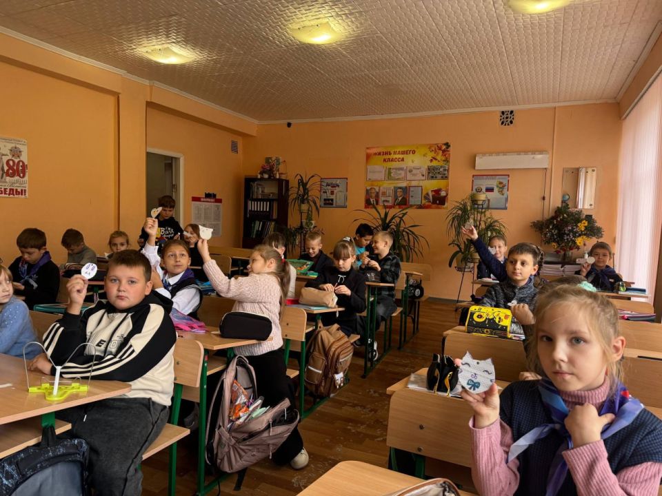 Сотрудники ОГИБДД ОМВД России «Краснодонский» провели школьникам познавательный мастер-класс Сотрудники ОГИБДД ОМВД России «Краснодонский» провели школьникам познавательный мастер-класс