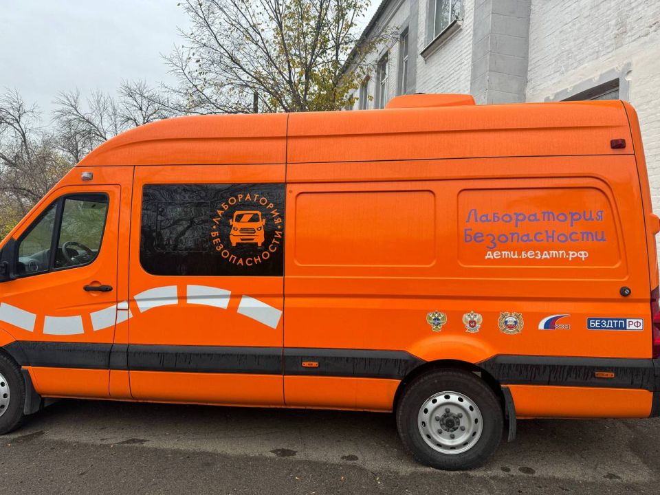 Сотрудники ОГИБДД ОМВД России «Краснодонский»совместно с сотрудниками детского центра «Парк имени Щорса» на базе мобильного комплекса «Лаборатория безопасности» провели профилактическое мероприятие, направленное на повышение... Сотрудники ОГИБДД ОМВД России «Краснодонский»совместно с сотрудниками детского центра «Парк имени Щорса» на базе мобильного комплекса «Лаборатория безопасности» провели профилактическое мероприятие, направленное на повышение...