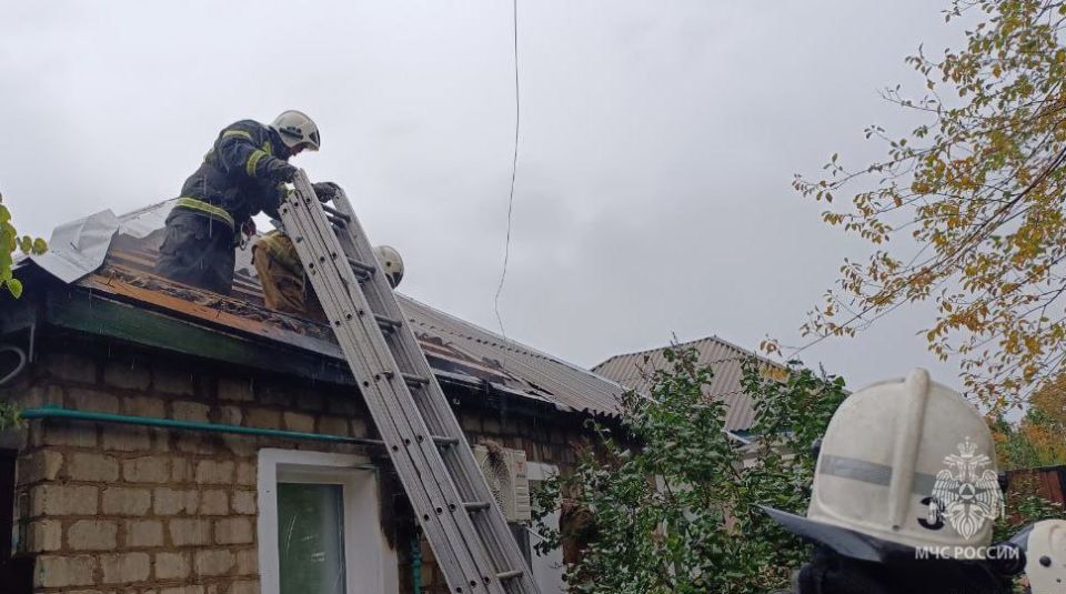 В Луганске пожарные спасли дом от огня В Луганске пожарные спасли дом от огня
