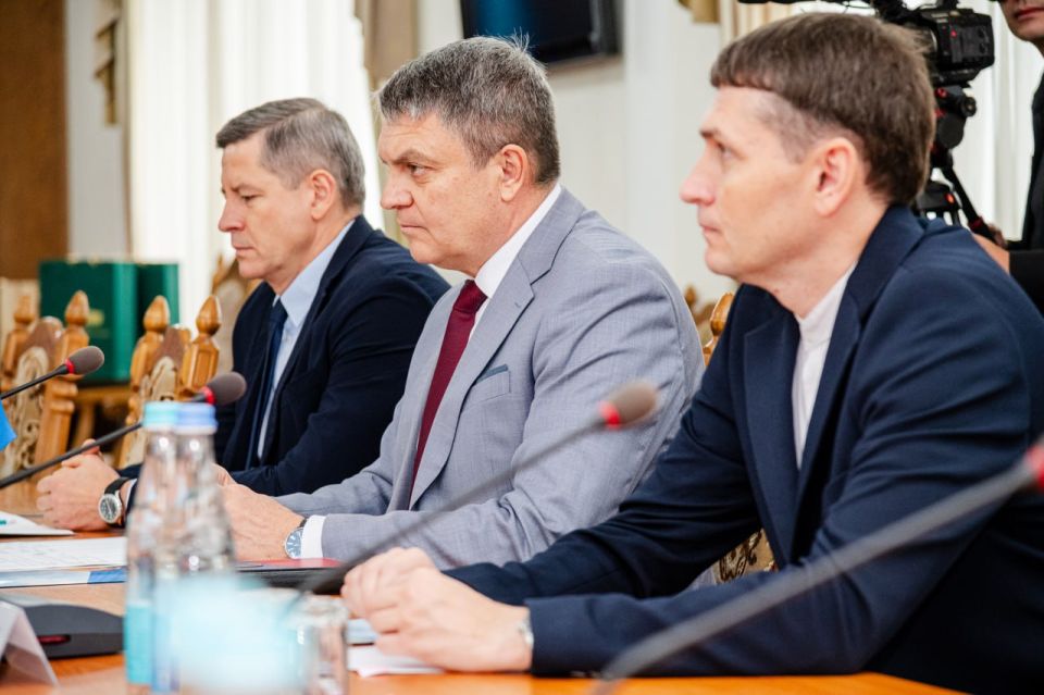 Леонид Пасечник встретился с губернатором Ростовской области Юрием Слюсарем Леонид Пасечник встретился с губернатором Ростовской области Юрием Слюсарем