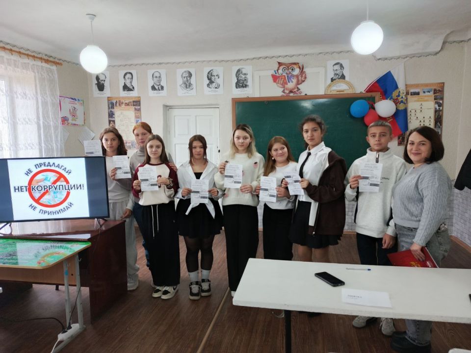 В рамках профилактической работы сотрудники Дома культуры организовали и провели для учащихся Чапаевского УВК им. В.А. Трушина важную и познавательную беседу на тему: «Что вы знаете о коррупции?» В рамках профилактической работы сотрудники Дома культуры организовали и провели для учащихся Чапаевского УВК им. В.А. Трушина важную и познавательную беседу на тему: «Что вы знаете о коррупции?»