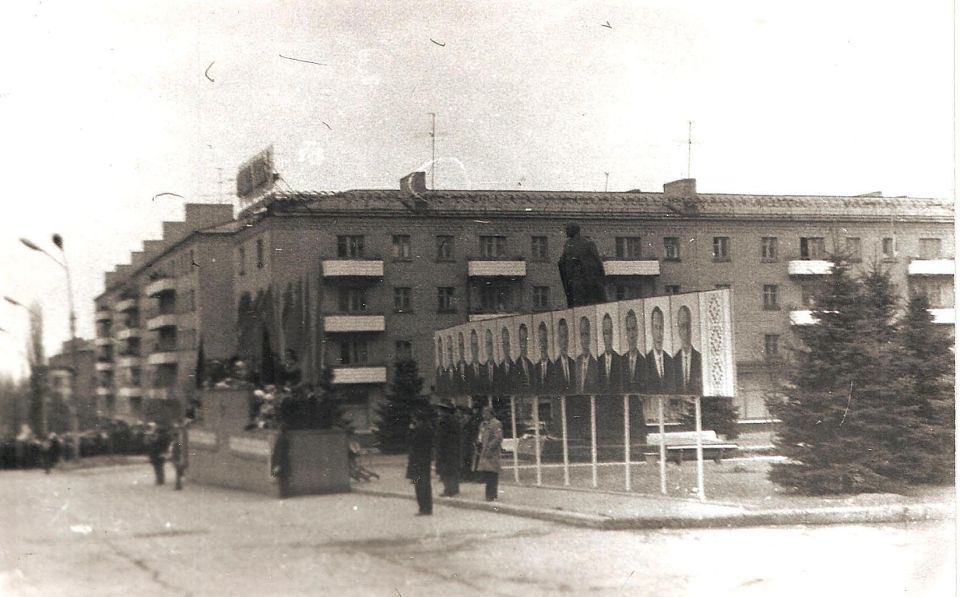 «Память поколений». ПАМЯТНИК ВЛАДИМИРУ ИЛЬИЧУ ЛЕНИНУ Исторические сведения В ноябре 1967 года в Ровеньках состоялось открытие памятника Владимиру Ильичу Ленину, приуроченное к 50-й годовщине Октябрьской революции «Память поколений». ПАМЯТНИК ВЛАДИМИРУ ИЛЬИЧУ ЛЕНИНУ Исторические сведения В ноябре 1967 года в Ровеньках состоялось открытие памятника Владимиру Ильичу Ленину, приуроченное к 50-й годовщине Октябрьской революции