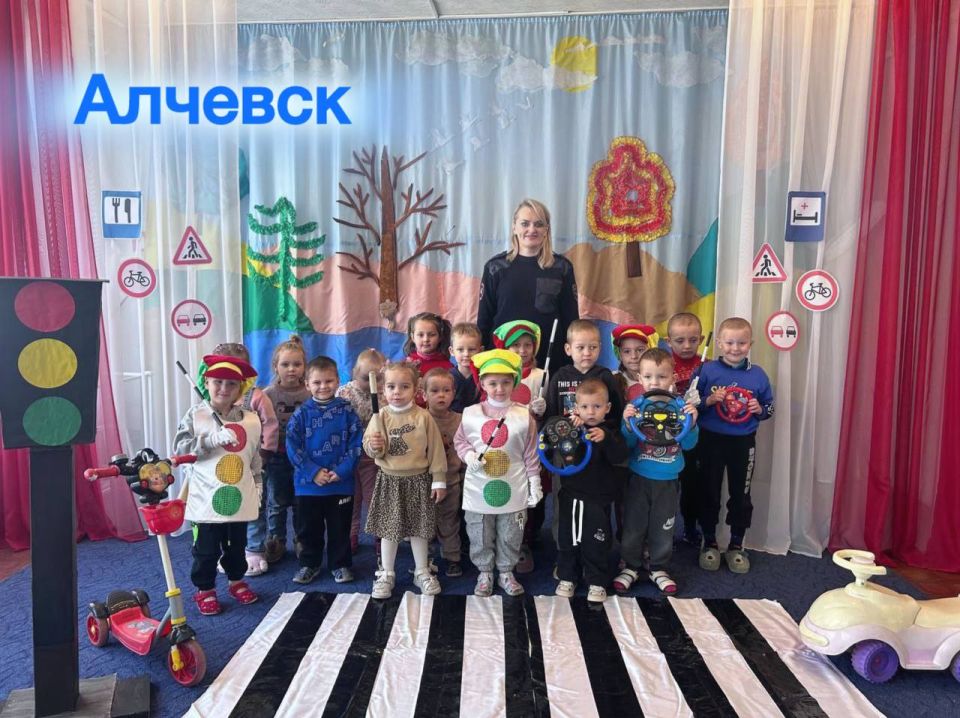 В колледжах, школах и детских садах Луганской Народной Республики автоинспекторы проводят уроки по безопасности дорожного движения В колледжах, школах и детских садах Луганской Народной Республики автоинспекторы проводят уроки по безопасности дорожного движения