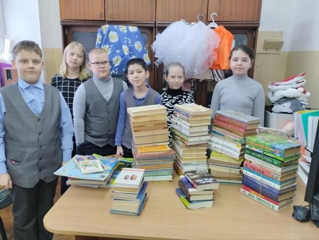 Волонтер Татьяна Терёхина, которая неоднократно посещала учреждения ЛНР с подарками и спектаклями для детей, поблагодарила учеников и коллектив школы №113 за собранные книги для юных жителей ЛНР Волонтер Татьяна Терёхина, которая неоднократно посещала учреждения ЛНР с подарками и спектаклями для детей, поблагодарила учеников и коллектив школы №113 за собранные книги для юных жителей ЛНР