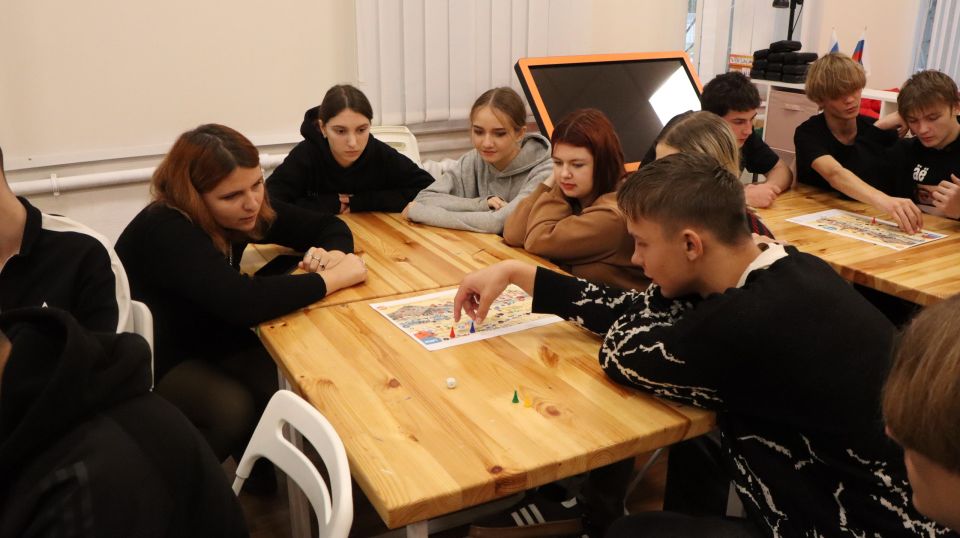 Сегодня студенты 2-го курса Ровеньковского технико-экономического колледжа узнали много нового о своей профессии на занятии «Шахтерский труд» в музее истории города Ровеньки Сегодня студенты 2-го курса Ровеньковского технико-экономического колледжа узнали много нового о своей профессии на занятии «Шахтерский труд» в музее истории города Ровеньки
