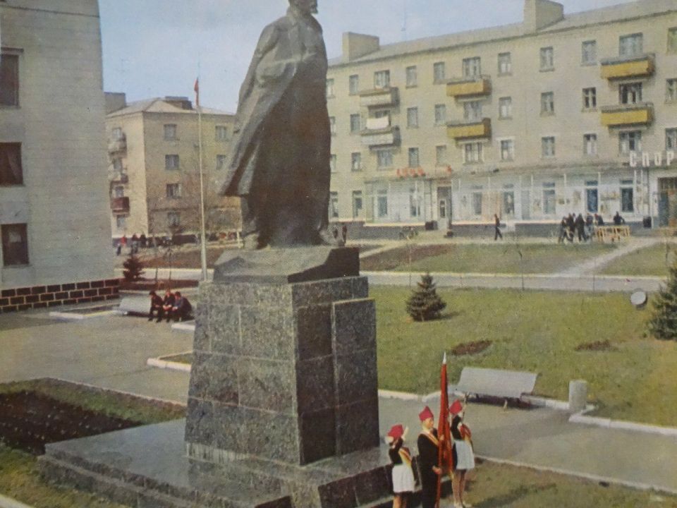 «Память поколений». ПАМЯТНИК ВЛАДИМИРУ ИЛЬИЧУ ЛЕНИНУ Исторические сведения В ноябре 1967 года в Ровеньках состоялось открытие памятника Владимиру Ильичу Ленину, приуроченное к 50-й годовщине Октябрьской революции «Память поколений». ПАМЯТНИК ВЛАДИМИРУ ИЛЬИЧУ ЛЕНИНУ Исторические сведения В ноябре 1967 года в Ровеньках состоялось открытие памятника Владимиру Ильичу Ленину, приуроченное к 50-й годовщине Октябрьской революции
