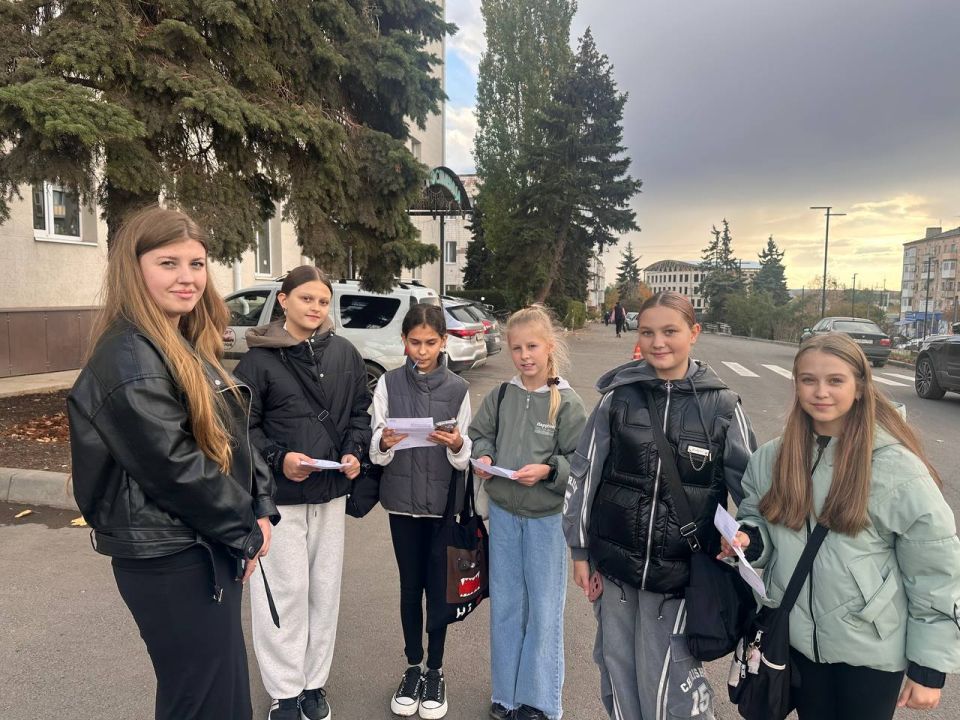 С 8 по 10 октября в Краснодоне прошла уличная просветительская акция #ДарюТепло, организованная отделом спорта и молодежи Администрации Краснодонского муниципального округа С 8 по 10 октября в Краснодоне прошла уличная просветительская акция #ДарюТепло, организованная отделом спорта и молодежи Администрации Краснодонского муниципального округа