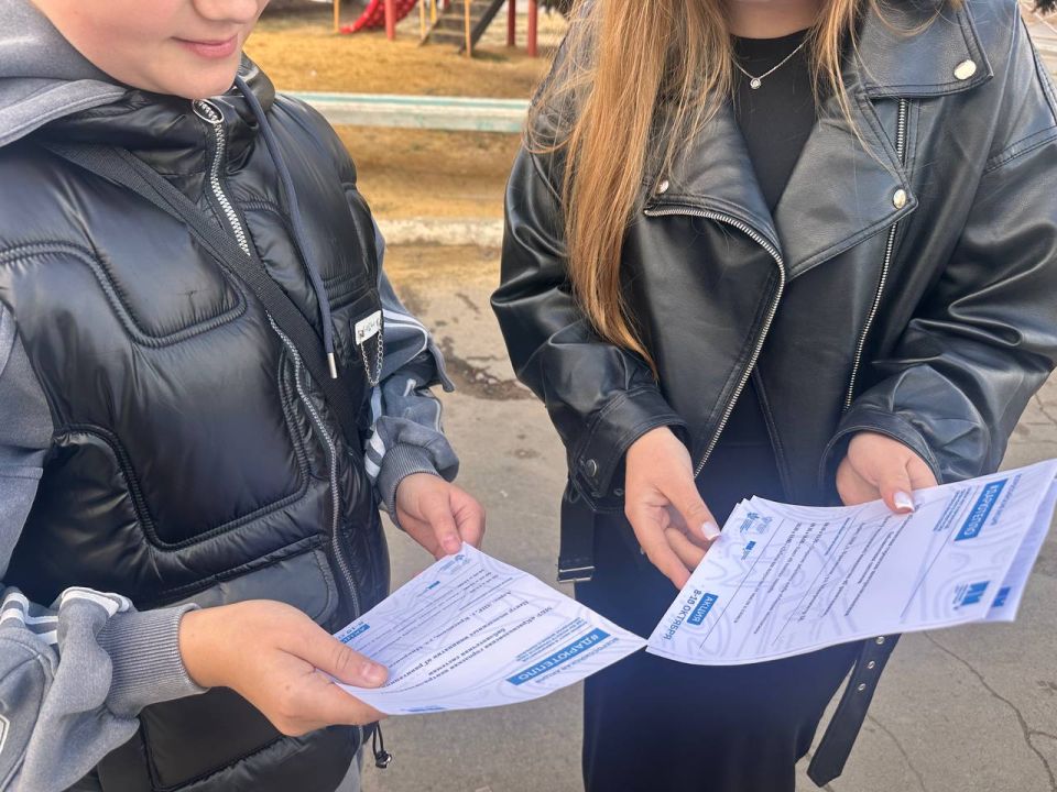 С 8 по 10 октября в Краснодоне прошла уличная просветительская акция #ДарюТепло, организованная отделом спорта и молодежи Администрации Краснодонского муниципального округа С 8 по 10 октября в Краснодоне прошла уличная просветительская акция #ДарюТепло, организованная отделом спорта и молодежи Администрации Краснодонского муниципального округа