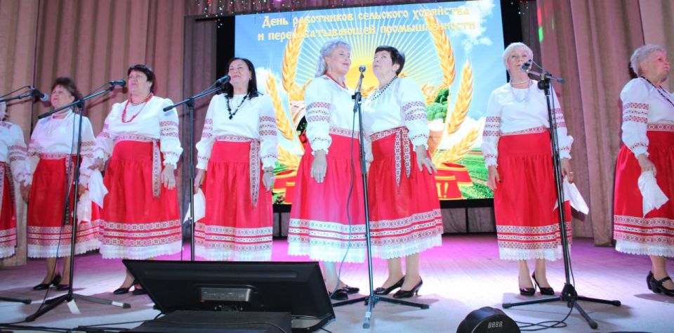 В Белокуракинском Доме культуры состоялся праздничный концерт, посвященный Дню работника сельского хозяйства и перерабатывающей промышленности В Белокуракинском Доме культуры состоялся праздничный концерт, посвященный Дню работника сельского хозяйства и перерабатывающей промышленности