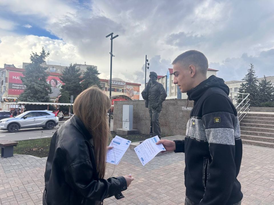 С 8 по 10 октября в Краснодоне прошла уличная просветительская акция #ДарюТепло, организованная отделом спорта и молодежи Администрации Краснодонского муниципального округа С 8 по 10 октября в Краснодоне прошла уличная просветительская акция #ДарюТепло, организованная отделом спорта и молодежи Администрации Краснодонского муниципального округа