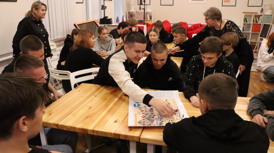 Сегодня студенты 2-го курса Ровеньковского технико-экономического колледжа узнали много нового о своей профессии на занятии «Шахтерский труд» в музее истории города Ровеньки Сегодня студенты 2-го курса Ровеньковского технико-экономического колледжа узнали много нового о своей профессии на занятии «Шахтерский труд» в музее истории города Ровеньки