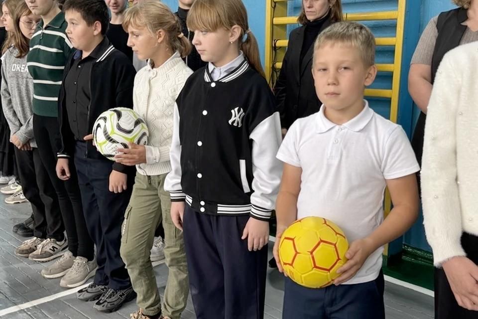 Выпускник передал в школу ЛНР телевизор и спортинвентарь