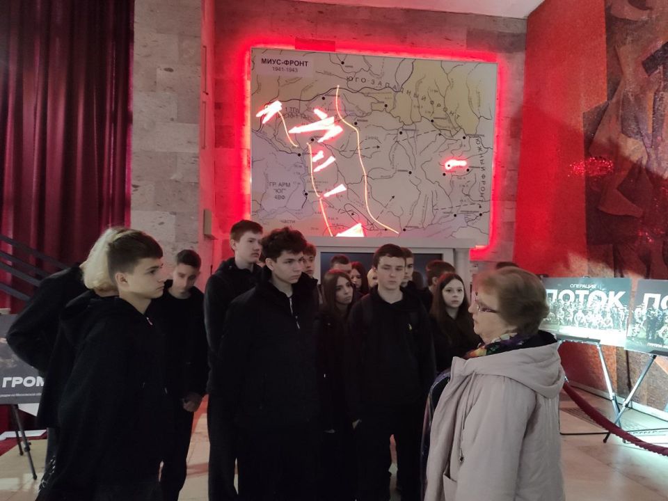 В рамках патриотического марафона, направленного на восстановление мемориального комплекса на реке Миус, ученики юридического класса Ровеньковской школы №3 совершили познавательную экскурсию В рамках патриотического марафона, направленного на восстановление мемориального комплекса на реке Миус, ученики юридического класса Ровеньковской школы №3 совершили познавательную экскурсию