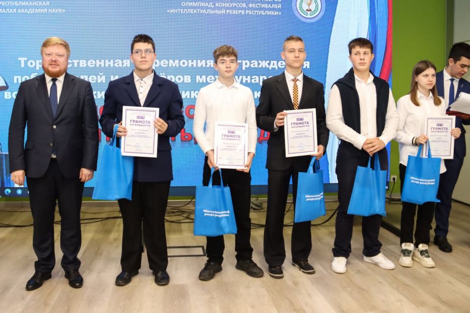 «Мы ездим побеждать». Талантливые школьники Луганска получили заслуженные награды 10 октября, в Луганске состоялась торжественная церемония награждения «Гордость Республики: талант, честь, победа» «Мы ездим побеждать». Талантливые школьники Луганска получили заслуженные награды 10 октября, в Луганске состоялась торжественная церемония награждения «Гордость Республики: талант, честь, победа»