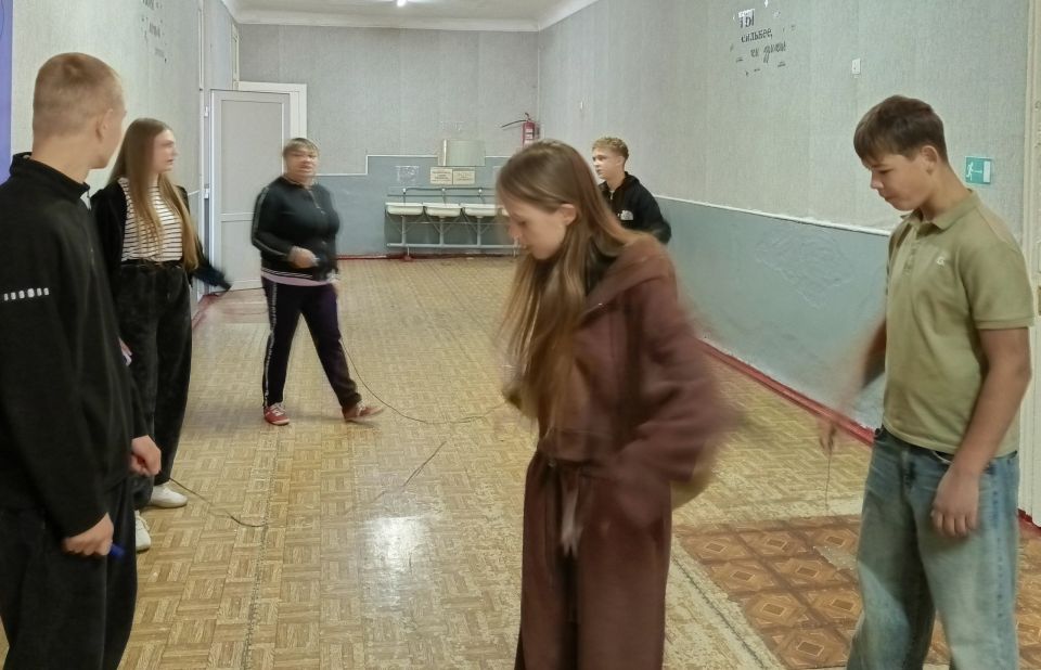 В ДК им. Ленина пгт. Новодарьевка прошло спортивное мероприятие «Быстрее, выше, сильнее!!!», в котором приняли участие ученики старших классов Новодарьевской школы им. В.Д. Луганского В ДК им. Ленина пгт. Новодарьевка прошло спортивное мероприятие «Быстрее, выше, сильнее!!!», в котором приняли участие ученики старших классов Новодарьевской школы им. В.Д. Луганского
