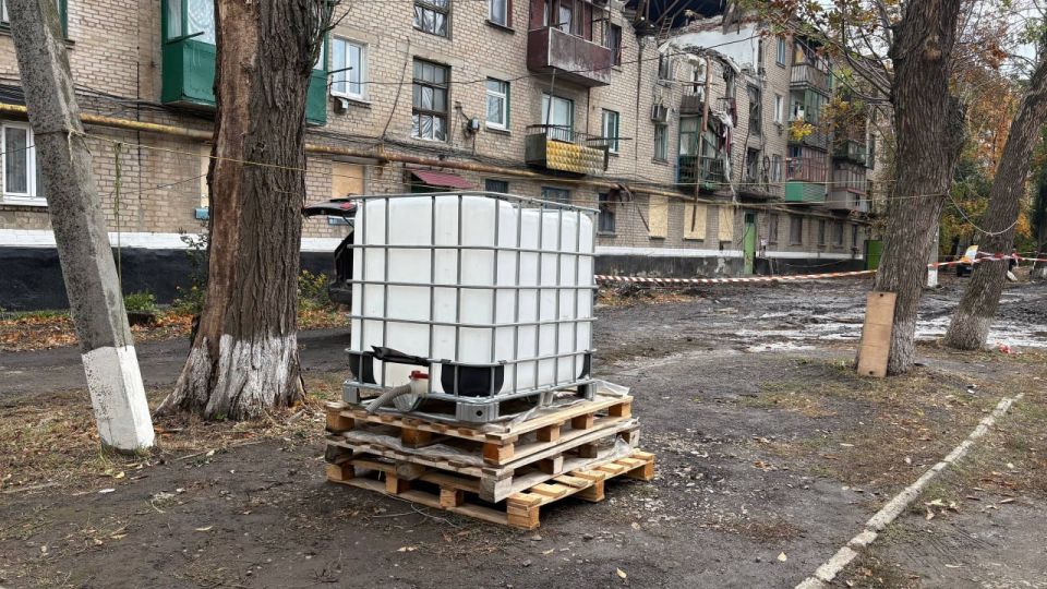 Специалисты из Башкортостана закрыли фронтоны дома в Красном Луче, поврежденного в результате взрыва бытового газа, сообщил глава городского округа Сергей Соловьев Специалисты из Башкортостана закрыли фронтоны дома в Красном Луче, поврежденного в результате взрыва бытового газа, сообщил глава городского округа Сергей Соловьев