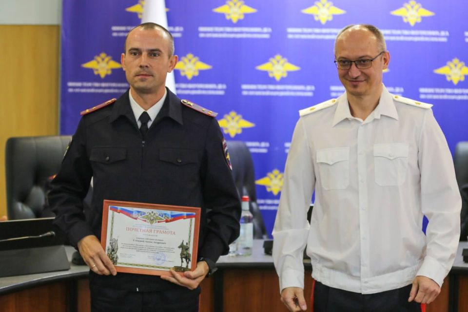 Замминистра внутренних дел по региону вручил награды отличившимся сотрудникам кадровых подразделений Замминистра внутренних дел по региону вручил награды отличившимся сотрудникам кадровых подразделений
