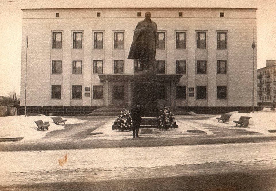 «Память поколений». ПАМЯТНИК ВЛАДИМИРУ ИЛЬИЧУ ЛЕНИНУ Исторические сведения В ноябре 1967 года в Ровеньках состоялось открытие памятника Владимиру Ильичу Ленину, приуроченное к 50-й годовщине Октябрьской революции «Память поколений». ПАМЯТНИК ВЛАДИМИРУ ИЛЬИЧУ ЛЕНИНУ Исторические сведения В ноябре 1967 года в Ровеньках состоялось открытие памятника Владимиру Ильичу Ленину, приуроченное к 50-й годовщине Октябрьской революции