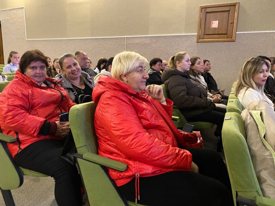 Марина Филиппова: В Новоайдаре прошла встреча с предпринимателями нашего округа, организованная по инициативе председателя Комитета Народного совета ЛНР по бюджету, налогам и собственности Алексея Белецкого, на котором были... Марина Филиппова: В Новоайдаре прошла встреча с предпринимателями нашего округа, организованная по инициативе председателя Комитета Народного совета ЛНР по бюджету, налогам и собственности Алексея Белецкого, на котором были...