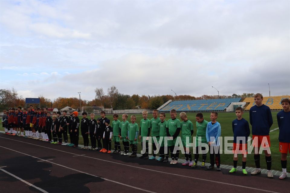 В Свердловске состоялся традиционный турнир, посвященный памяти тренера футбольного клуба «Шахтер» Владимира Ежова В Свердловске состоялся традиционный турнир, посвященный памяти тренера футбольного клуба «Шахтер» Владимира Ежова