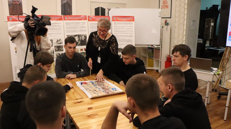 Сегодня студенты 2-го курса Ровеньковского технико-экономического колледжа узнали много нового о своей профессии на занятии «Шахтерский труд» в музее истории города Ровеньки Сегодня студенты 2-го курса Ровеньковского технико-экономического колледжа узнали много нового о своей профессии на занятии «Шахтерский труд» в музее истории города Ровеньки