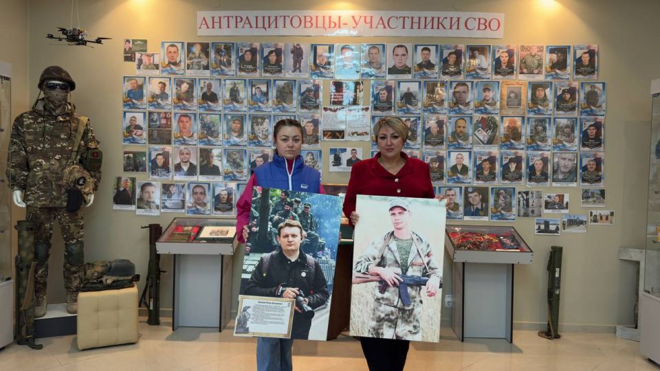Единороссы передали портреты защитников Донбасса в музеи Антрацита и Красного Луча Единороссы передали портреты защитников Донбасса в музеи Антрацита и Красного Луча