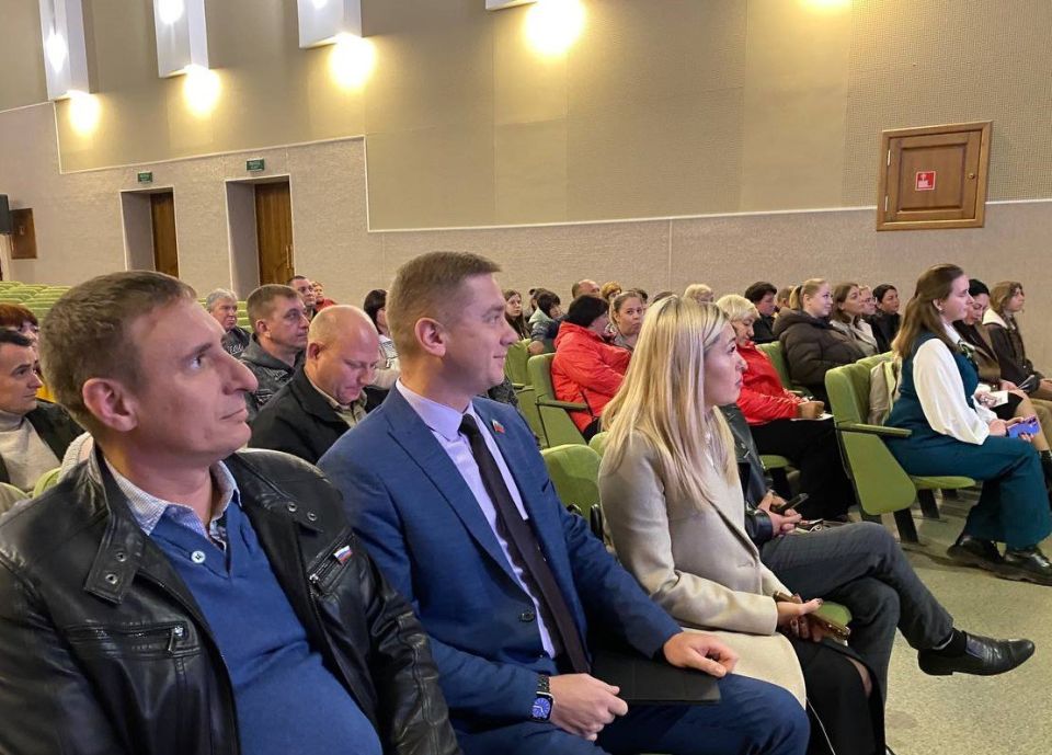 Марина Филиппова: В Новоайдаре прошла встреча с предпринимателями нашего округа, организованная по инициативе председателя Комитета Народного совета ЛНР по бюджету, налогам и собственности Алексея Белецкого, на котором были... Марина Филиппова: В Новоайдаре прошла встреча с предпринимателями нашего округа, организованная по инициативе председателя Комитета Народного совета ЛНР по бюджету, налогам и собственности Алексея Белецкого, на котором были...