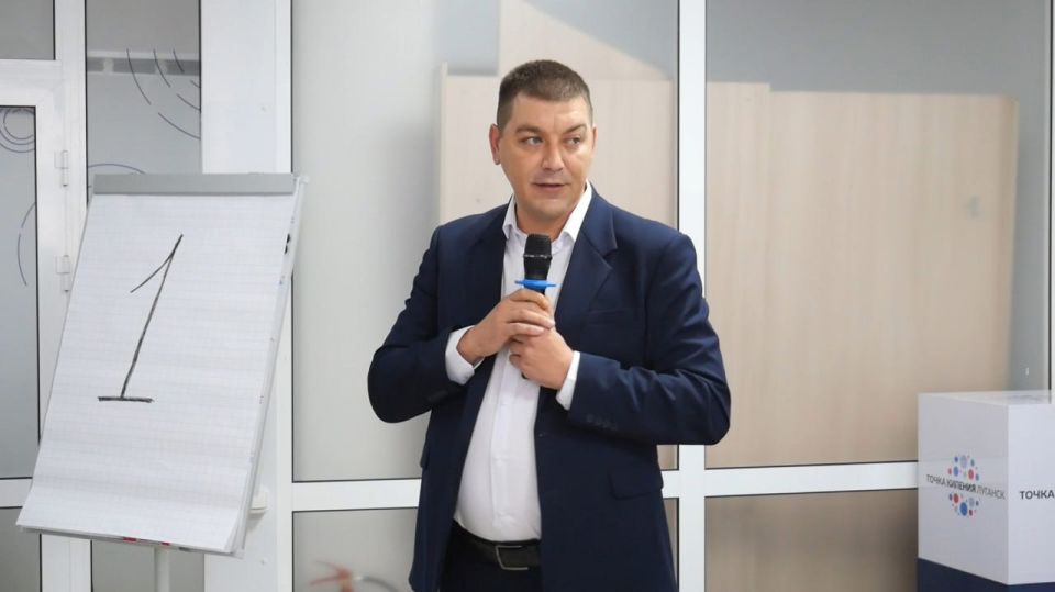 10 октября 2025 года в Луганске состоялась Стратегическая сессия по вовлечению семейных кураторов в проект жизненной ситуации «Работа с семьями в социально опасном положении" 10 октября 2025 года в Луганске состоялась Стратегическая сессия по вовлечению семейных кураторов в проект жизненной ситуации «Работа с семьями в социально опасном положении"