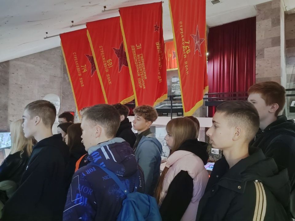 В рамках патриотического марафона, направленного на восстановление мемориального комплекса на реке Миус, ученики юридического класса Ровеньковской школы №3 совершили познавательную экскурсию В рамках патриотического марафона, направленного на восстановление мемориального комплекса на реке Миус, ученики юридического класса Ровеньковской школы №3 совершили познавательную экскурсию