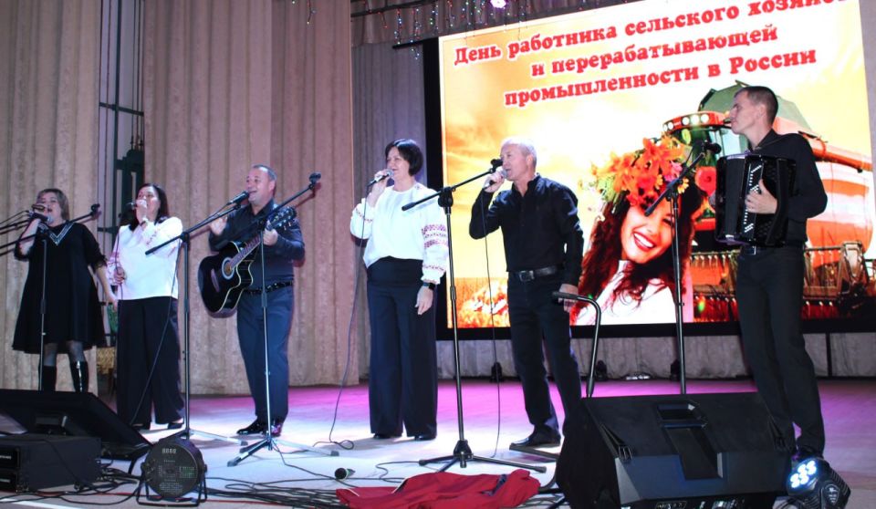 В Белокуракинском Доме культуры состоялся праздничный концерт, посвященный Дню работника сельского хозяйства и перерабатывающей промышленности В Белокуракинском Доме культуры состоялся праздничный концерт, посвященный Дню работника сельского хозяйства и перерабатывающей промышленности