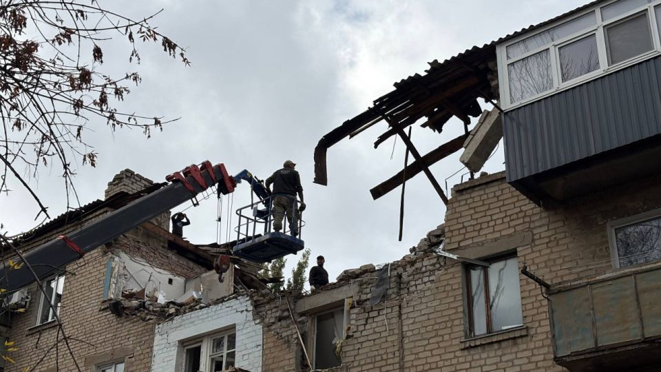 Специалисты из Башкортостана закрыли фронтоны дома в Красном Луче, поврежденного в результате взрыва бытового газа, сообщил глава городского округа Сергей Соловьев Специалисты из Башкортостана закрыли фронтоны дома в Красном Луче, поврежденного в результате взрыва бытового газа, сообщил глава городского округа Сергей Соловьев